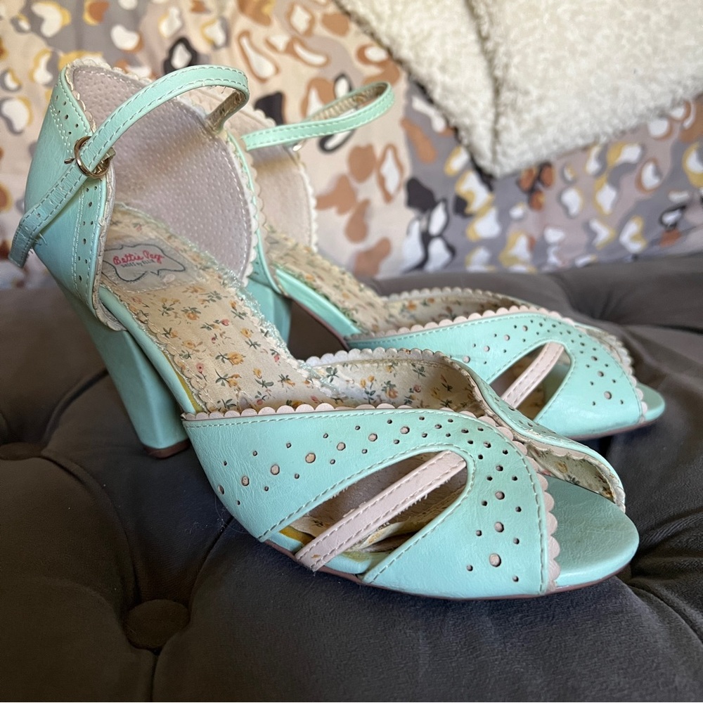 Retro style Bettie page pumps 8.5